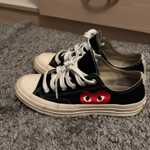 Skor - Säljer ett par CDG converse skor i storlek 39. Skorna är i mycket bra skick. 