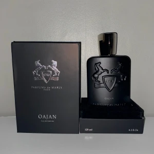 Parfums de Marly Oajan 125ml - Oajan Eau de Parfum från Parfums de Marly, 125 ml. Lyxig och elegant parfym, tillverkad i Frankrike. Perfekt för dig som vill sticka ut med en exklusiv doft från ett trendigt varumärke. Går att prata pris