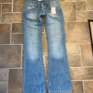 Lågmidjade jeans - Skitsnygga jeans med bootcut passform, låg midja och klassisk femficksdesign. Små i storleken, passar som en xs/s. Tyvärr passar de inte mig så har aldrig använt dem.✨OBS! Sista bilden är inte min! 💘💘