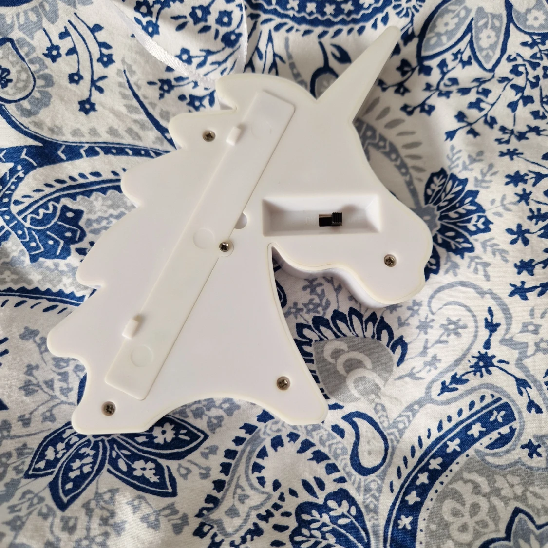 Glittrig enhörningsdekoration i vitt - 2