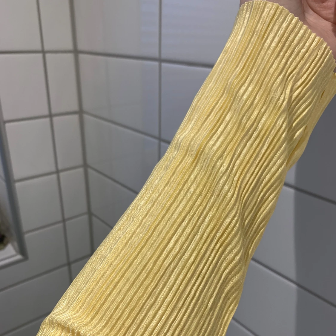 Gul bodysuit från Gina Tricot - 3