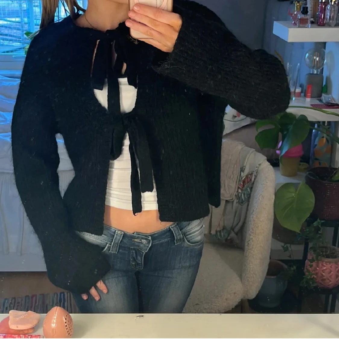 Svart stickad kofta med knyt