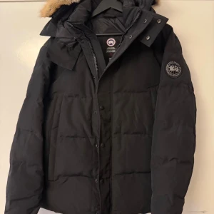 Canada Goose - Säljer en svart dunjacka från Canada Goose den är äkta och hör av er vid funderingar 