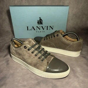 Lanvin sneakers  - Lanvin cap toe sneakers i grå färg. Skick 8/10 sulkräm har använts för att fräscha upp dom lite. Storlek uk 6 sitter som eu 41-42. Box fås med vid köp nu 