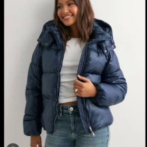 Nelly Everyday Puffer (semi shiny) - Heelt ny, säljer då jag var för långsam på att skicka tillbaka denna, tyvärr passade den inte mig men den är skitsnygg!  ‼️Storlek L ‼️men passar M bäst skulle jag säga! Jag har vanligtvis M och den är rätt storlek (bara liiite för kort då jag är nästan 180) Nypris 800kr!!