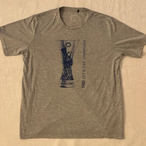 Blåvitt UEFA Cup champions t-shirt  - Snygg Craft IFK Göteborg t-shirt, knappt använd. Storlek L, passar som M.