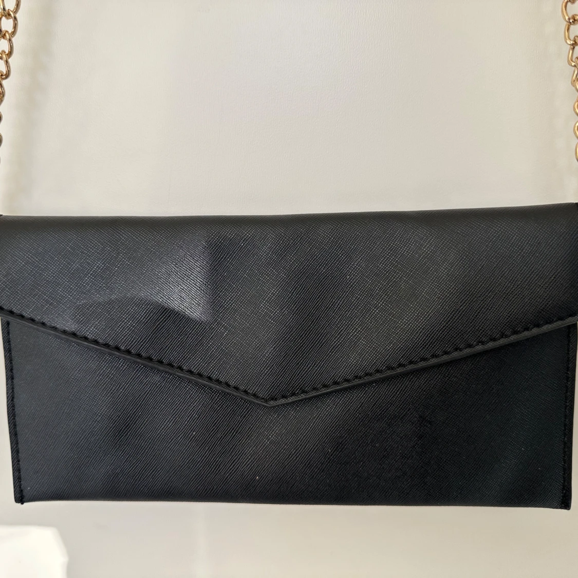 Svart kuvertväska med guldkedja - 1