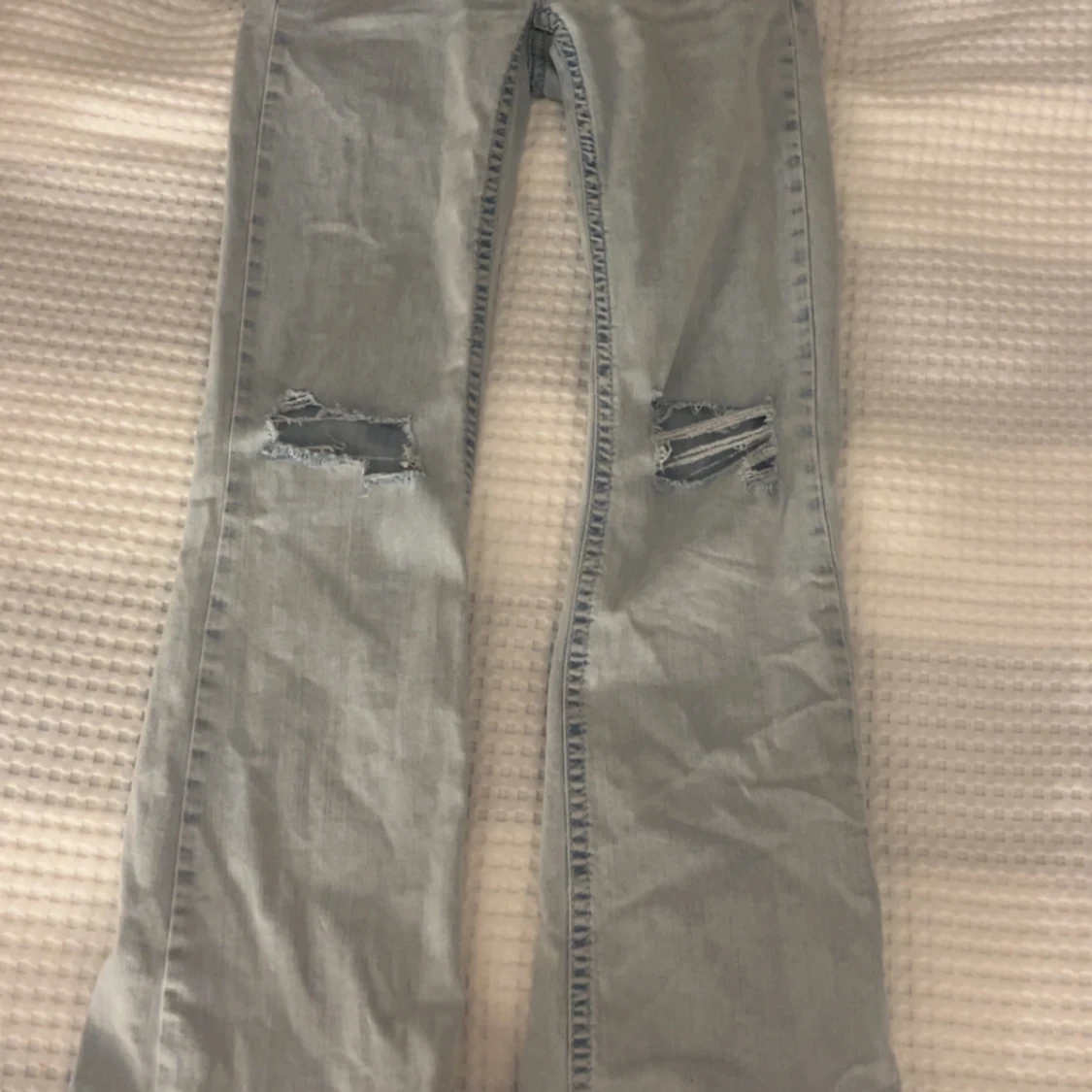 Bootcut jeans med slitningar från Nelly