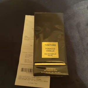Tom Ford Tobacco Vanille 100ml - Lyxig och populär parfym från Tom Ford. Tobacco Vanille, Eau de Parfum, 100 ml. Perfekt för dig som vill sticka ut med en exklusiv doft. Oöppnad och köpt på Sephora.