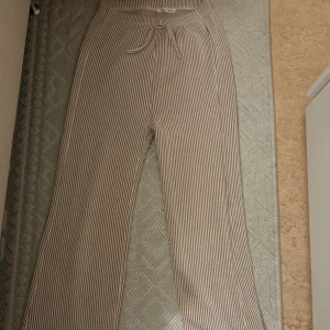 Byxor - Byxor från märket Oysho. Aldrig använda. Storlek M men sitter som S 🤎