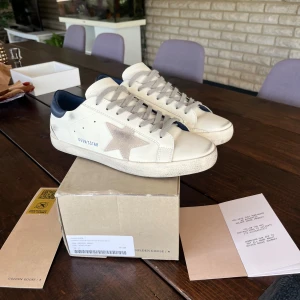 Golden Goose skor - Golden Goose Superstar sneakers. Storlek 42. Skicka 8/10. Box och allt äkthetsbevis ingår! Hör av er vid frågor!