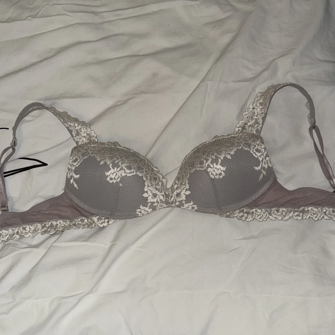 Grå spets-bh med broderade detaljer