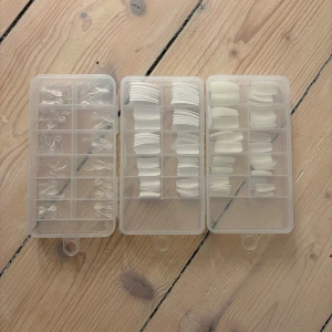 Tippar  - Tre lådor med tippar från SHEIN och nagelgiganten. Ena lådan är tippar med almond form. Hör av er vid frågor!