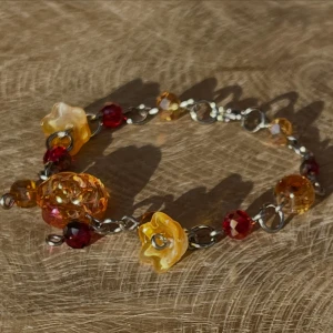 Armband  - Vackert armband av orange, gula och röda glaspärlor med rostfritt stål omfattning🍁✨🌹