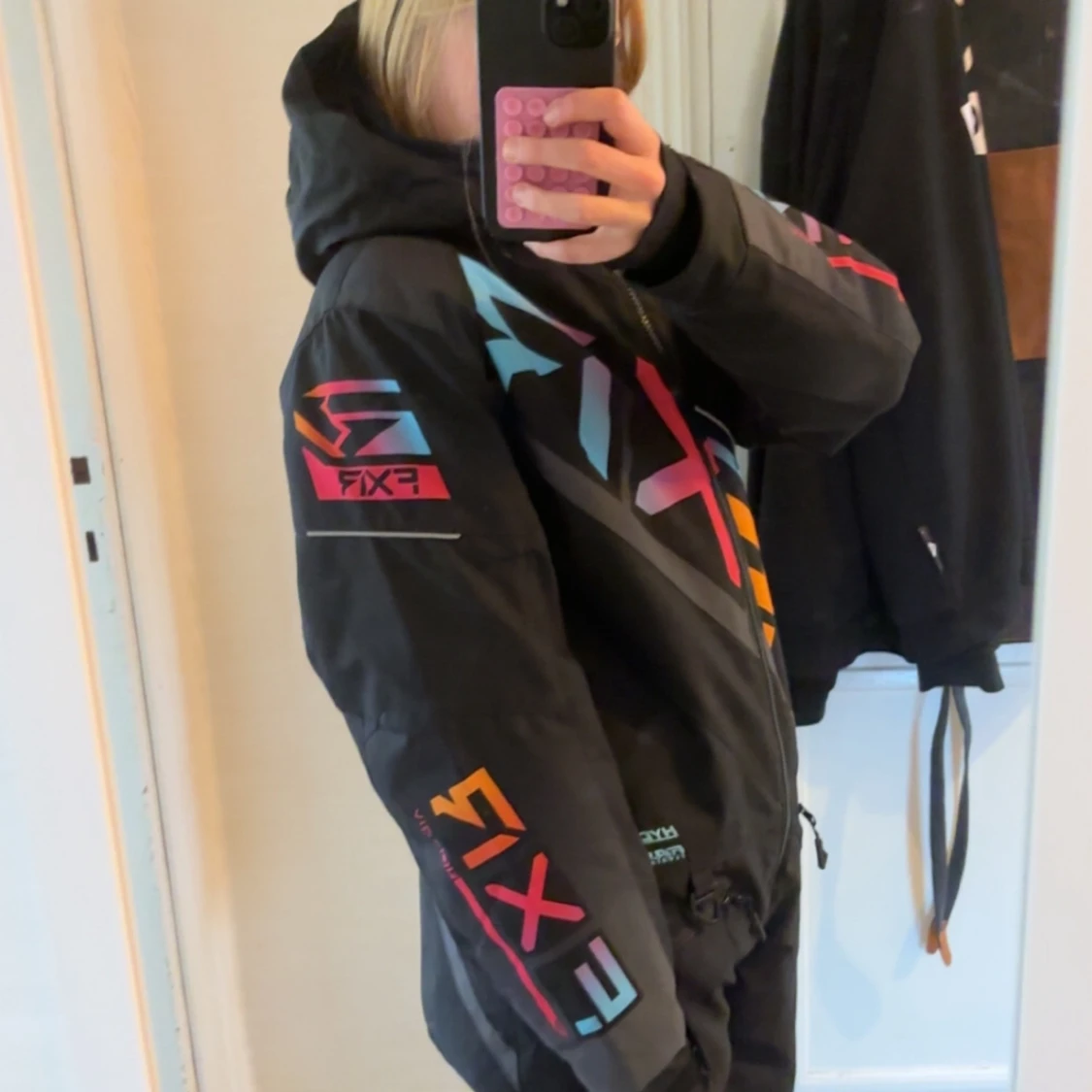 Svart FXR vinteroverall med färgglada tryck - 1