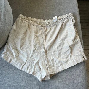 Linne shorts  - Fina linne shorts som aldrig kommit till användning. Passar personer i storlek XXL också💓