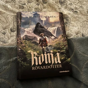 Ronja Rövardotter - Följ Ronja och Birk i ett magiskt äventyr fyllt av vänskap, rivalitet och kampen för rättvisa. Upptäck Mattisskogen, vilda varelser och släktfejder i en saga som inspirerat både bok och tv-serie. Alldeles ny och aldrig läst.