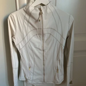 Lululemon jacket  - Säljer en oanvänd define jacket från Lululemon storlek 6. Köptes för 1280kr och säljer för 900kr.