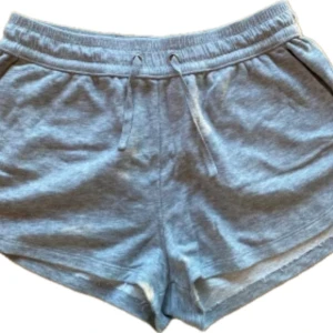 Gråa shorts - Bra skick, lite urtvättade men inget som syns/märks.