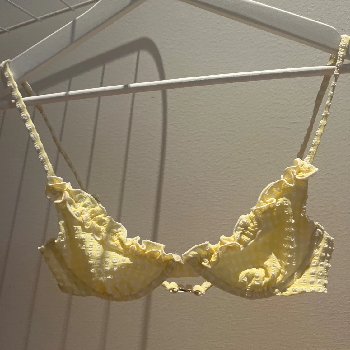 Gul rutig bikiniöverdel med volang - 1