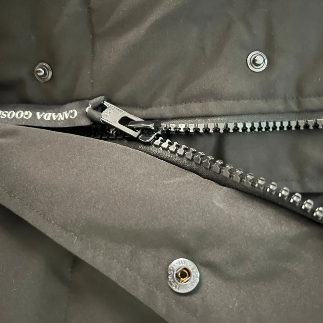 Svart pufferjacka från Canada Goose - 2