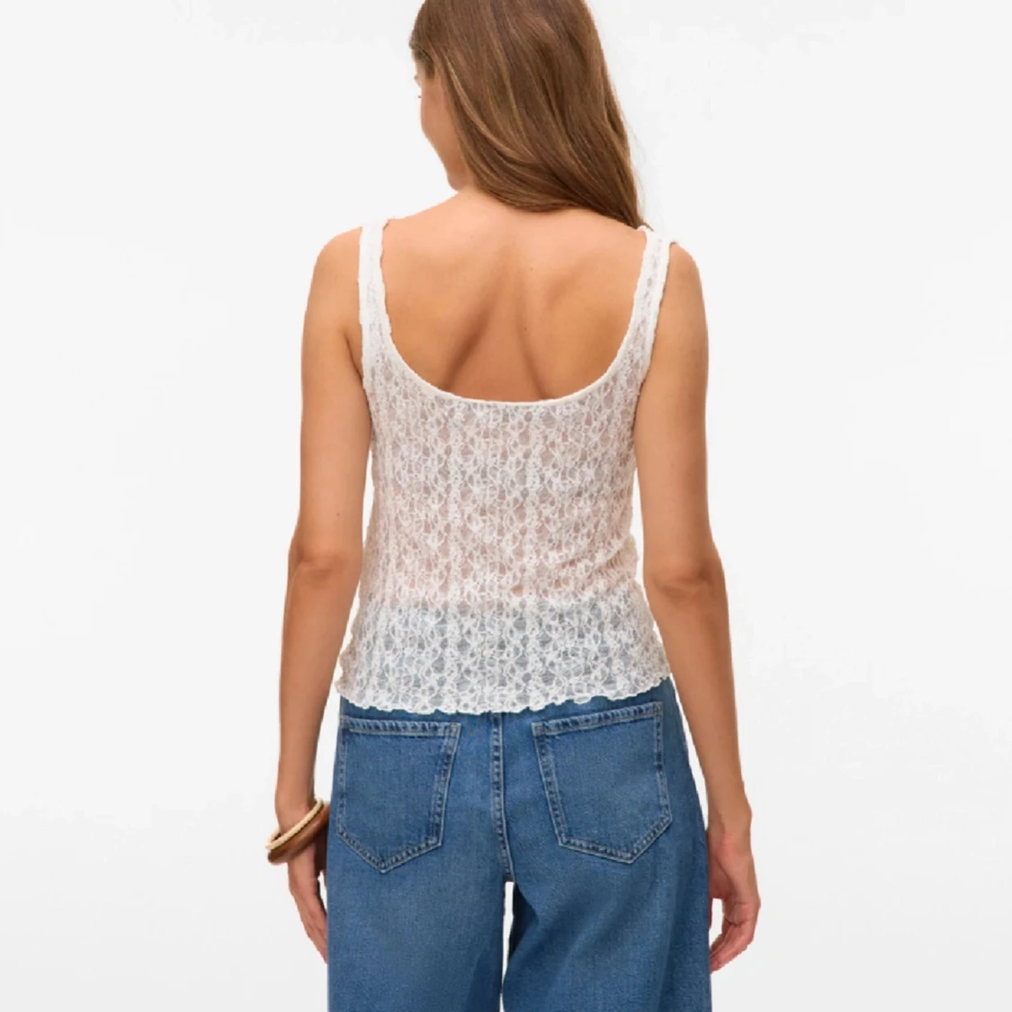 Vit spetsig linnetopp med draperad hals - 3