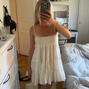 Vit kortklänning från Zara - Supersöt vit kortklänning från Zara med smala justerbara axelband. Mycket sparsamt använd🥰