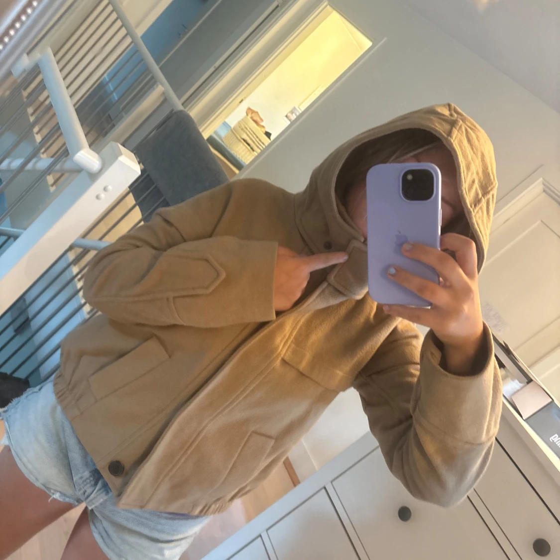 Beige jacka med huva och knappar - 3