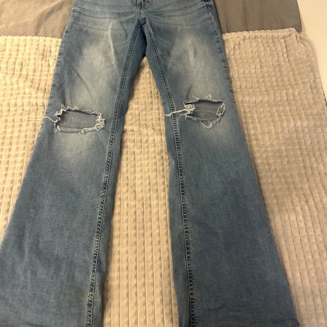 Ljusblå bootcut jeans från Nelly - 1