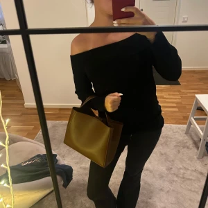 Svart offshoulder långärmad tröja - Säljer en svart långärmad tröja med offshoulder-design. 