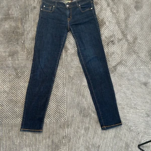Jacob Cohen jeans blå - Snygga mörkblå jeans från Jacob Cohen i modellen 711 Slim. Jeansen har klassisk femficksdesign, kontrastsömmar och dragkedja. Tillverkade av japanskt tyg med italienskt hantverk. Perfekta för dig som gillar en smal passform och stilren look. Små fickor 