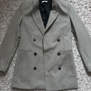 Kostym kavaj  - Oanvänd kostym kavaj i hundtandsmönster från Mango. 