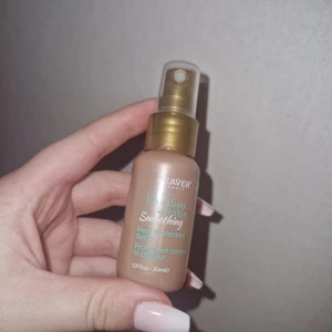 Värme skydd - Helt ny värmeskyddande spray som slätar ut håret.  Den skyddar håret från skador och uttorkning vid användning av värmestylingverktyg som plattänger, locktänger och hårtorkar.  Sprayen hjälper till att optimera effekten av värmeverktygen och ger samtidigt håret jämnhet, glans och mjukhet.  Den innehåller keratinprotein som stärker hårfibrerna och minskar avbrutna hårstrån, samt kokosolja som återfuktar och förbättrar hanterbarheten. Liten och smidig att ta med i väskan.