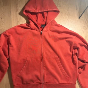 Röd oversized hoodie från H&M - Säljer den virala TikTok hoddien från hm helt oanvänd. Tröjan har känguruficka och långa ärmar, perfekt för en chill och avslappnad stil. Tillverkad i mjuk bomullsmix som känns skön mot huden.