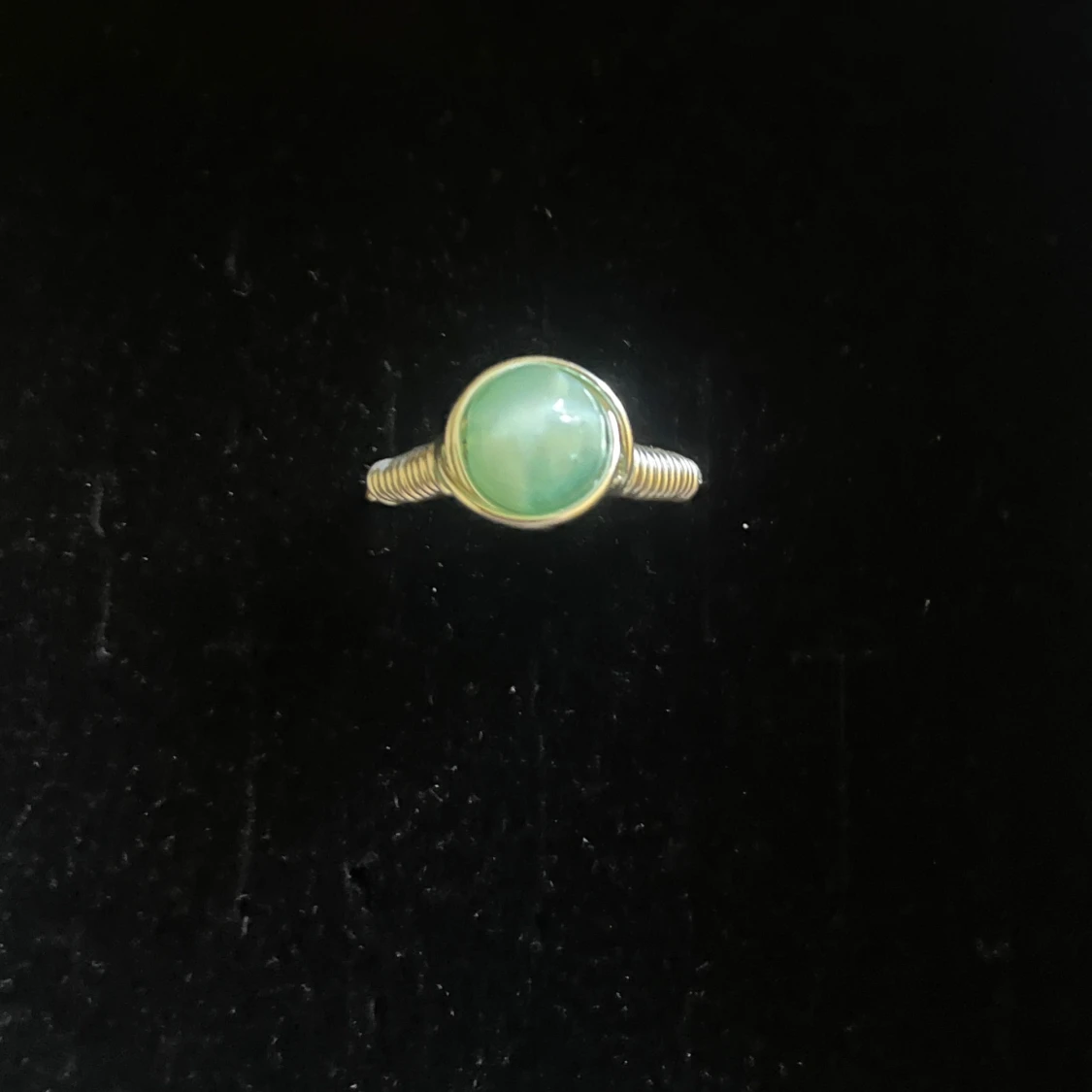 Silvrig ring med grön sten - 1