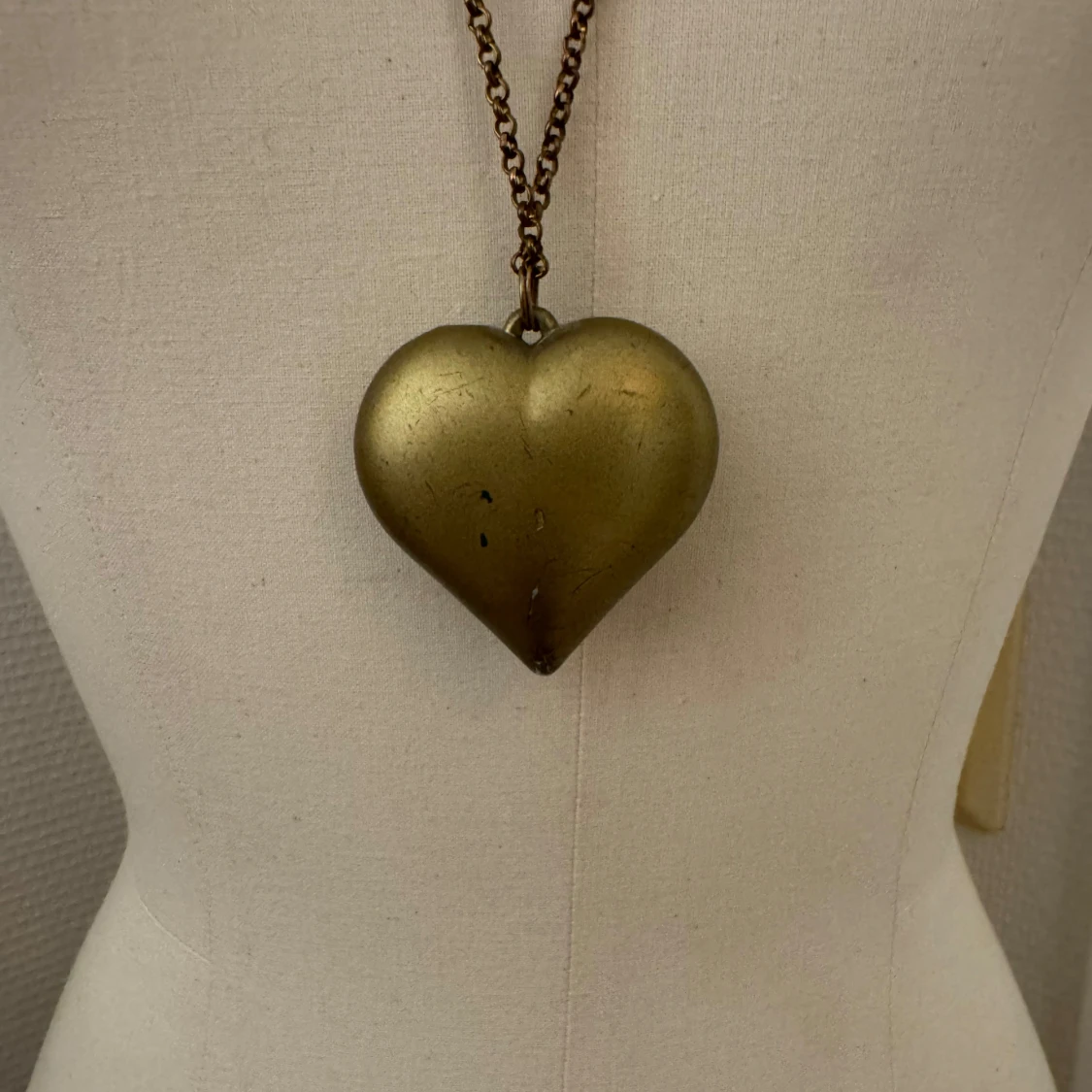 Långt halsband med stort hjärthänge - 1