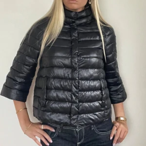 Svart Herno liknande jacka med rosa detalj  - FÖLJ FÖR LIKNANDE PLAGG! 🩷 super fin och varm Herno liknade jacka perfekt i höst och vinter. Storlek XS i mycket fint skick utöver att det saknas en knapp längst upp men är lätt fixat och ingenting som syns när jackan bärs! Tryck köp nu! 