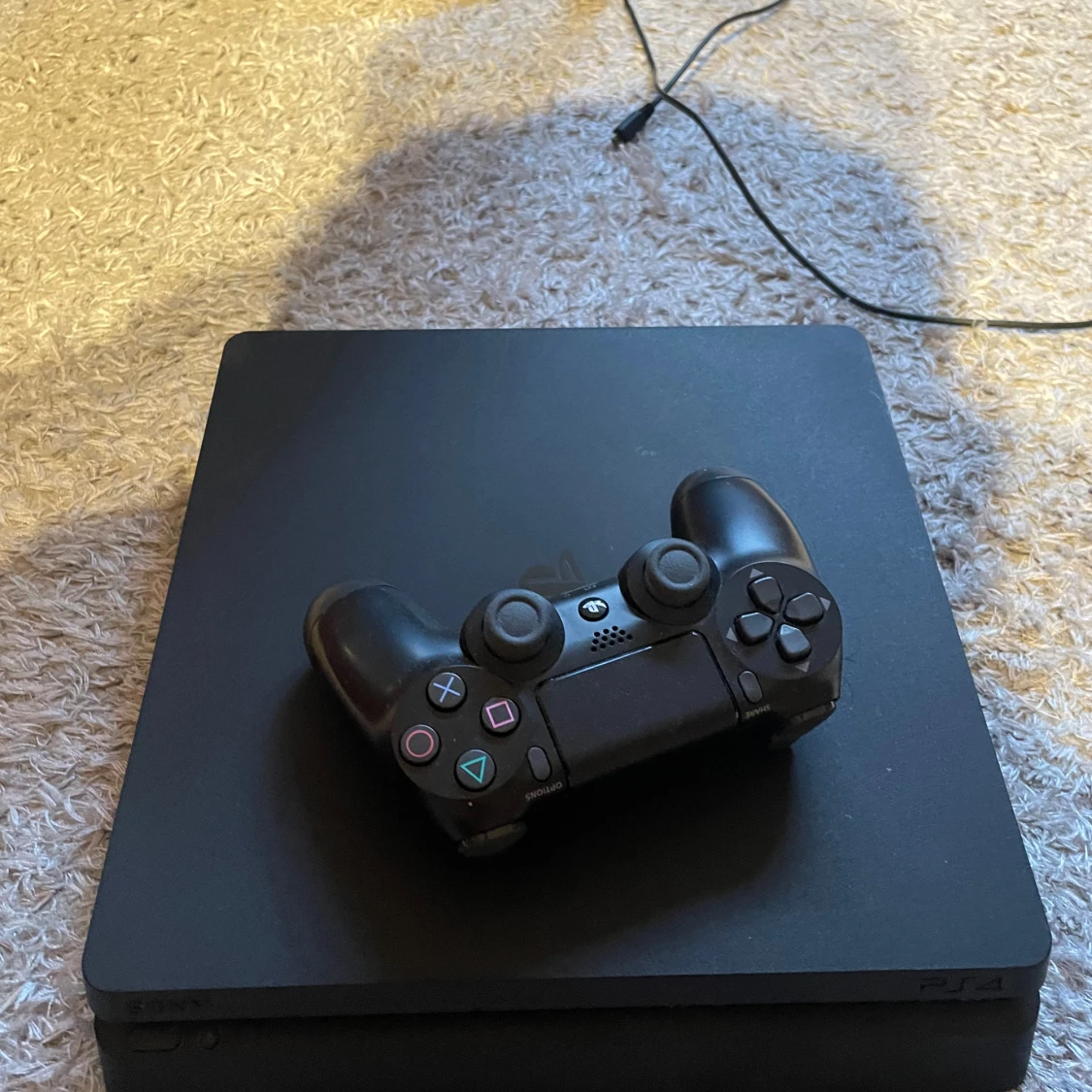 PlayStation 4 (PS4) med handkontroll, spel och laddare