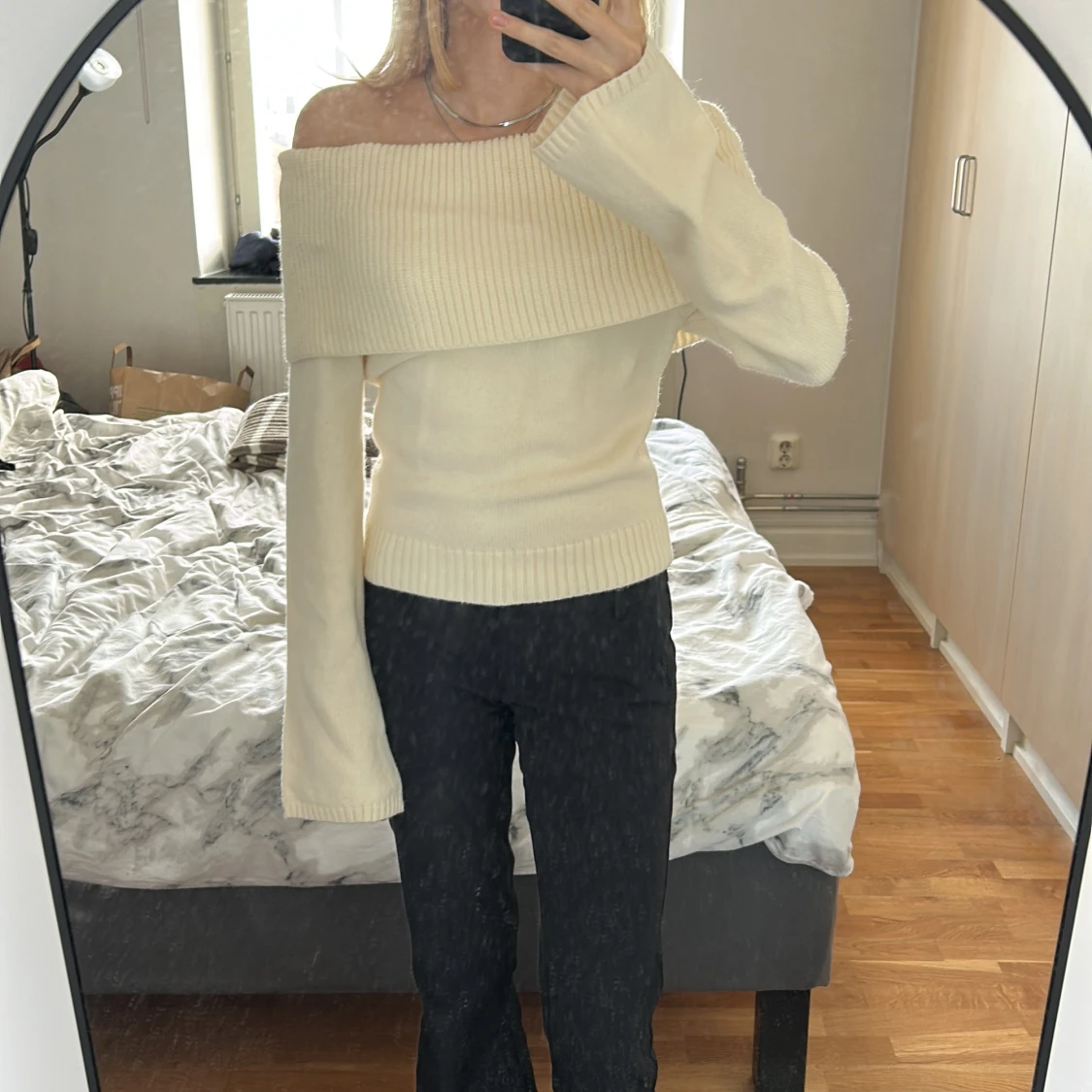 Offshoulder stickad tröja i creme - 1
