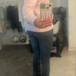Blåa jeans från Tiger of sweden - Säljer ett par snygga byxor från Tiger of sweden, jag säljer de pågrund av att de inte kommit till användning och att de är för långa. Jeansen är lite skinny men de har inte jätte hög midja heller.