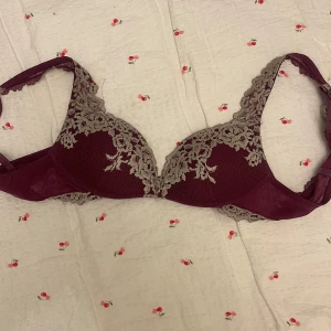 Rosa  spets-bh med blommig detalj - Säljer min rosa  bh med vacker beige spets och blommiga detaljer från intimissmi🩷