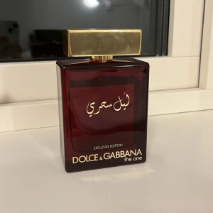 Dolce & Gabbana The One Exclusive - Limited edition av The One med exklusiv design och lyxig känsla. Flaskan rymmer 150 ml och är tillverkad i Italien. Perfekt för dig som vill sticka ut med något unikt. Det är 140/150ml kvar