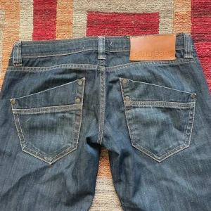 lågmidjade jeans - Lågmidjade bootcut jeans med snygga fickor. Midjemått: 39 cm Innerbenslängd: 82/83