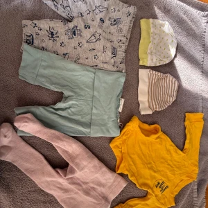 3-pack babybyxor Carter's H&M Lindex - Tre par mjuka babybyxor: ett par grå med blått robotmönster från Carter's, ett par mintgröna från H&M och ett par ljusrosa strumpbyxor från Lindex. Perfekta för nyfödda och små bebisar, alla i stretchig bomull för extra komfort.