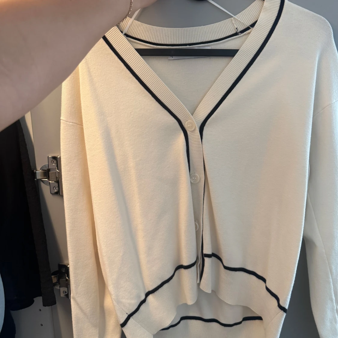 Beige kofta från MNG med svarta detaljer