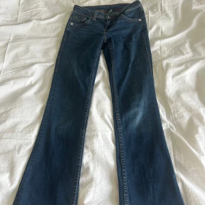 Mörkblå jeans från H&M - Säljer dessa mörkblå lågmidjade bootcut jeansen från H&M som jag köpte här på plick. Storlek 32 och passar mig som är 154 perfekt i längden.