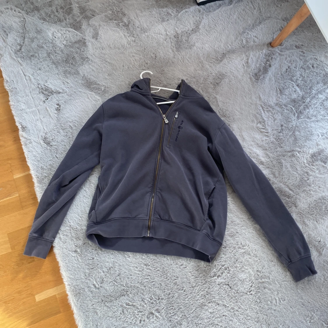 Mörkblå hoodie från Sail Racing - 1