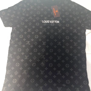 T shirt - Helt ny t shirt storlek S i vuxenstorlek