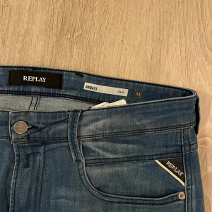 Replay anbass  - Storlek📐: W33 L36 (kan sys upp till önskad storlek innan frakt) Skick: 8/10 (mycket bra) Defekter: Nej! Modell: Replay anbass👖 Vid frågor eller intresse är det bara att höra av sig🤝 Frakt sker inom 24h🚚📦