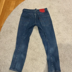 Levi's 541 Engineered Jeans blå W29 L32 - Säljer ett par Levi's 541 Engineered Jeans i klassisk blå denim. Byxorna har raka ben, RARE design 